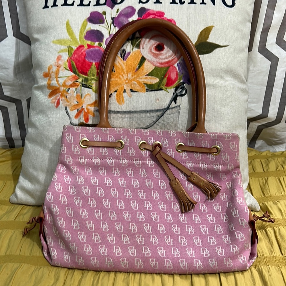 Dooney& bourke hand bag
